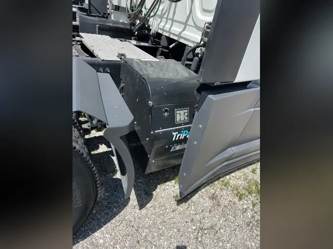 2023 FREIGHTLINER Cascadia 126