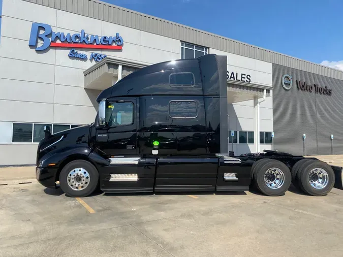 2025 VOLVO VNL64T860