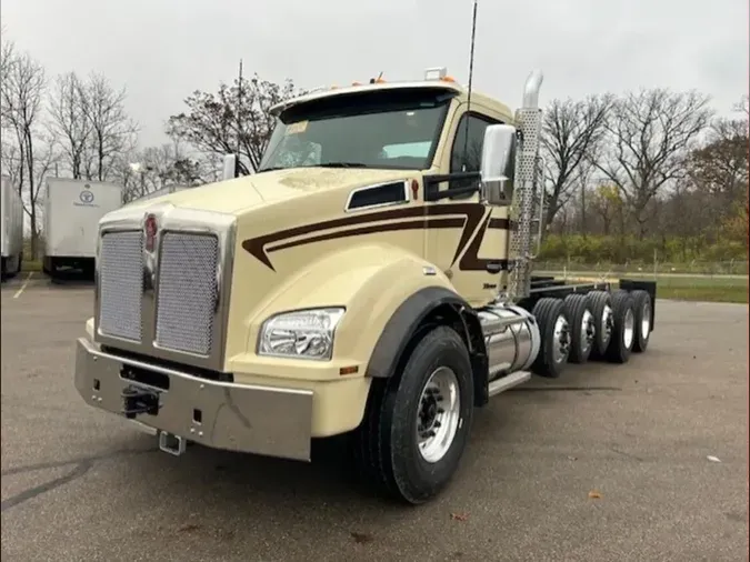 2025 Kenworth T880