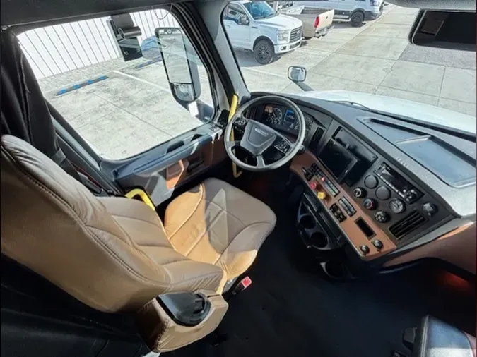 2022 Freightliner CA126SLP