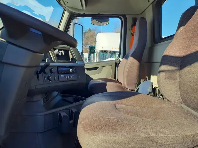 2019 VOLVO VNR42T 300