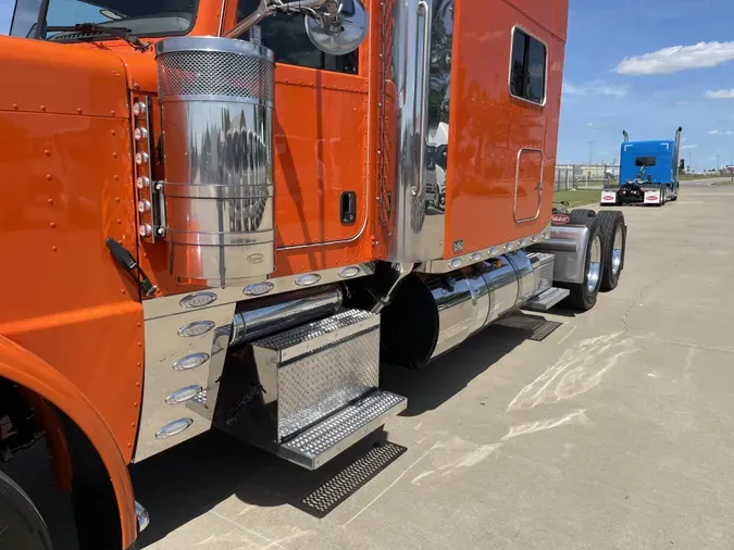 2022 Peterbilt 389