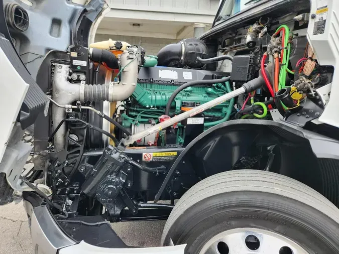 2023 VOLVO VNL64T760