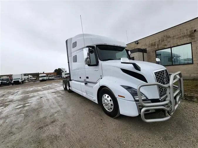 2022 VOLVO VNL760