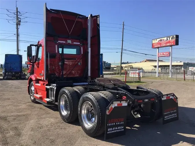 2020 VOLVO VNR300