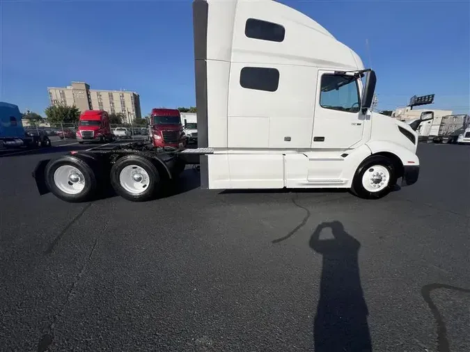 2019 VOLVO VNL760