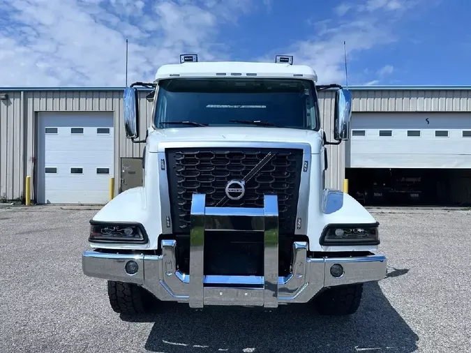 2025 VOLVO VHD84B300