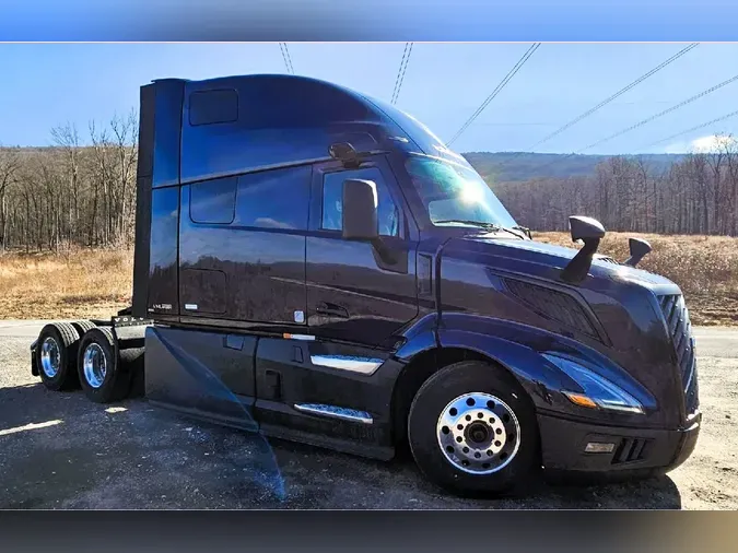 2025 VOLVO VNL64Tv04
