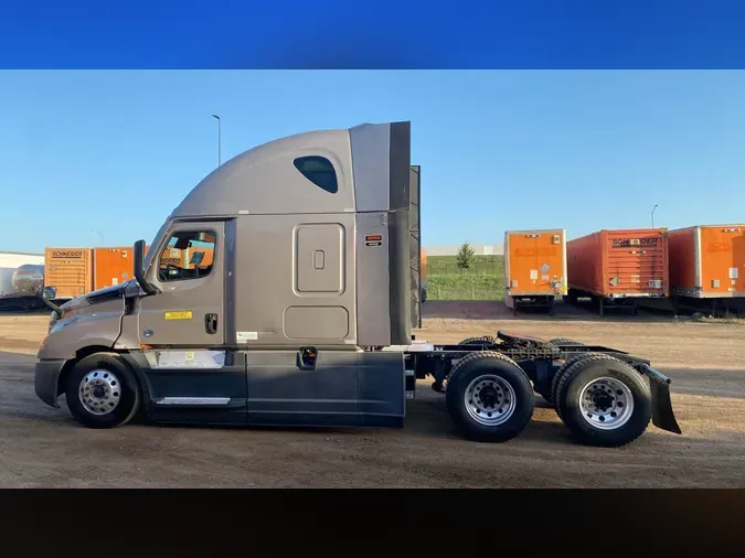 2021 Freightliner Cascadia 126