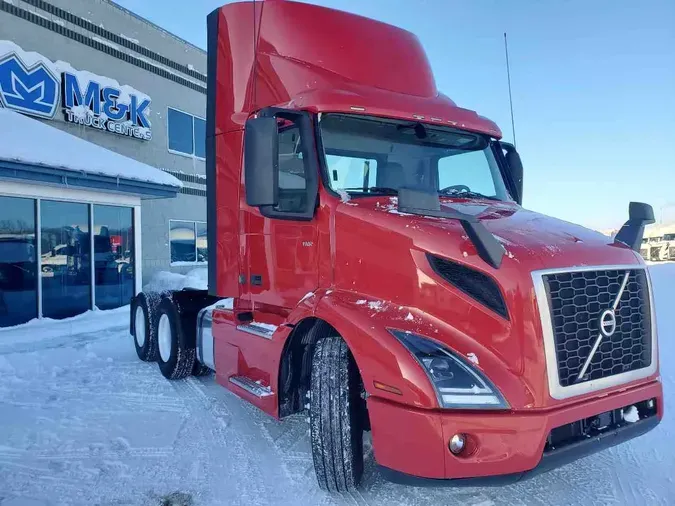 2022 VOLVO VNR64T300