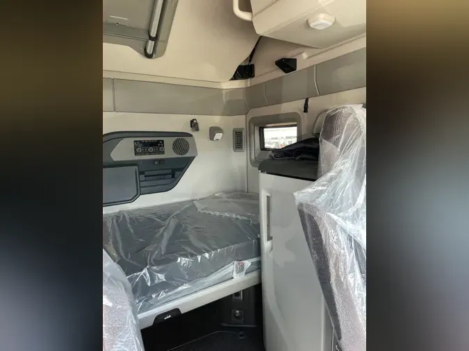 2026 VOLVO VNL64T860