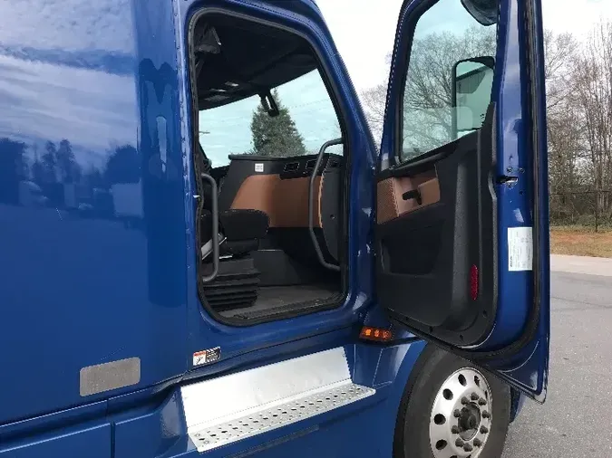 2019 Freightliner T12664ST