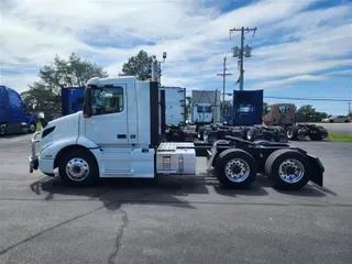 2023 VOLVO VNR64T300