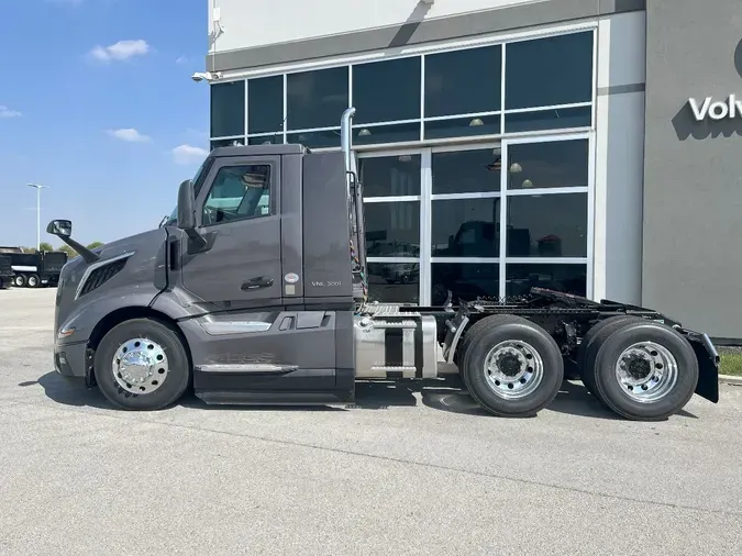 2026 VOLVO VNL64T300