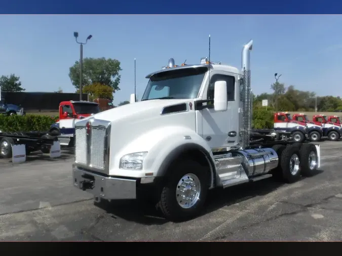 2025 Kenworth T880