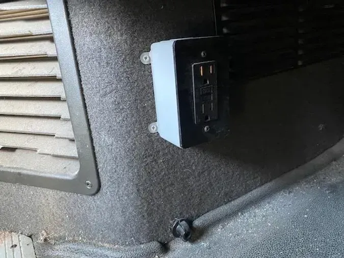 2023 Volvo VNR64T400