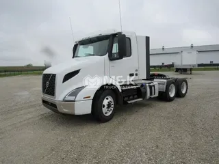 2025 VOLVO VNR64T300