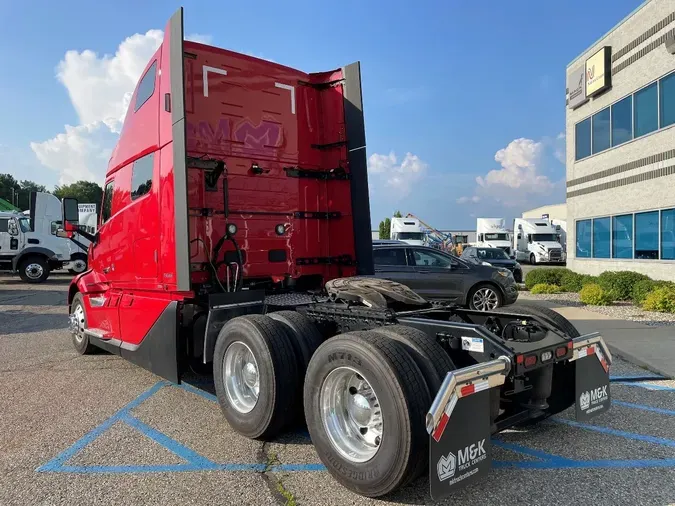 2025 VOLVO VNL64T860