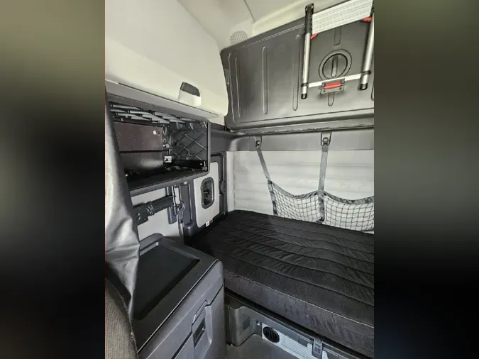 2021 FREIGHTLINER CASCADIA CA126