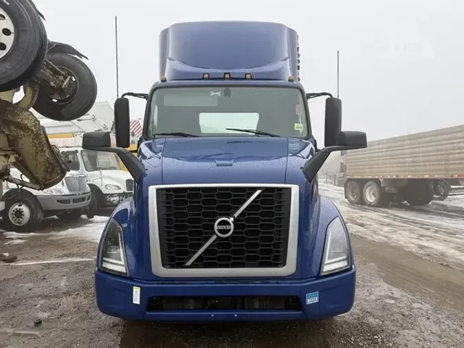2021 VOLVO VNR64T300