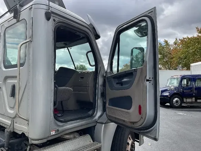 2018 Freightliner X12564ST