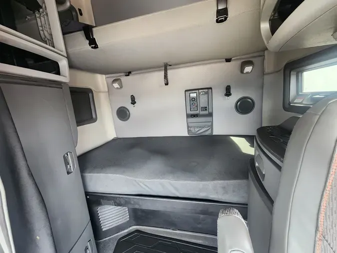 2023 VOLVO VNL64T760