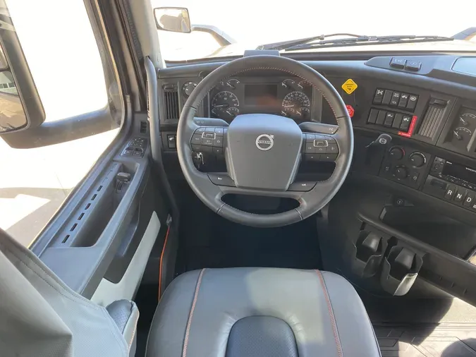 2025 VOLVO VNL64T860