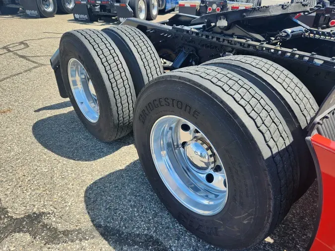2025 VOLVO VNL64T860