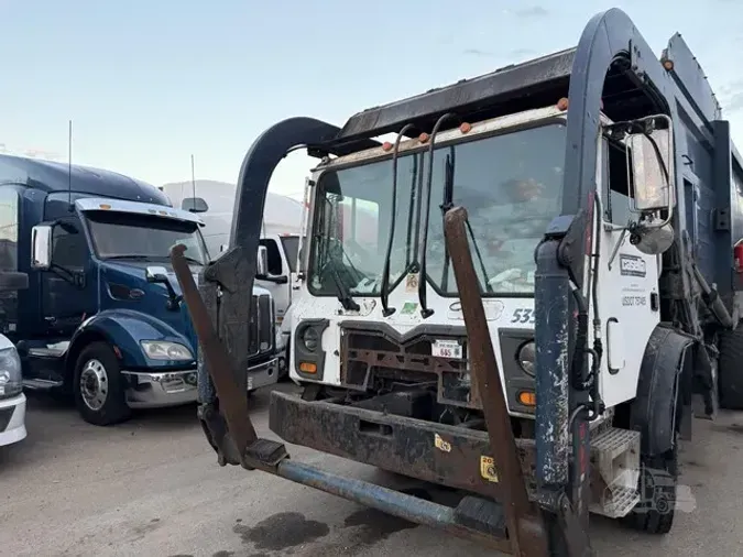 2011 MACK MRU613