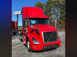 2020 VOLVO VNR64T300