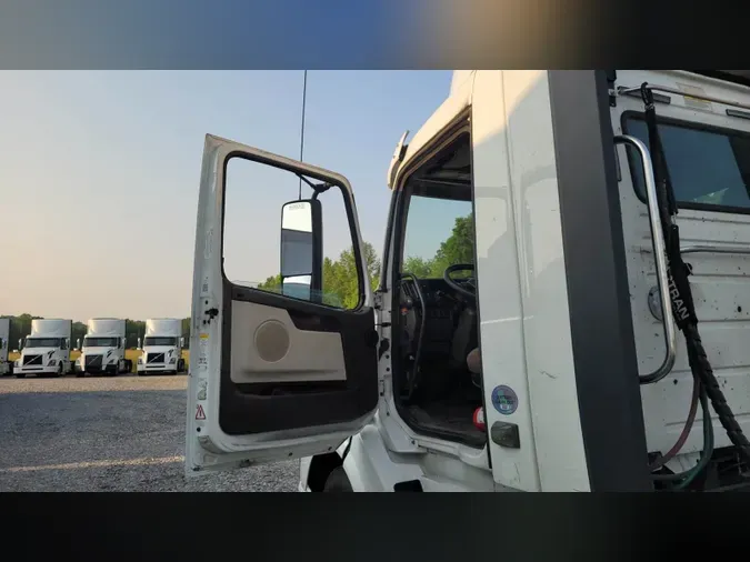 2018 Volvo VNL300