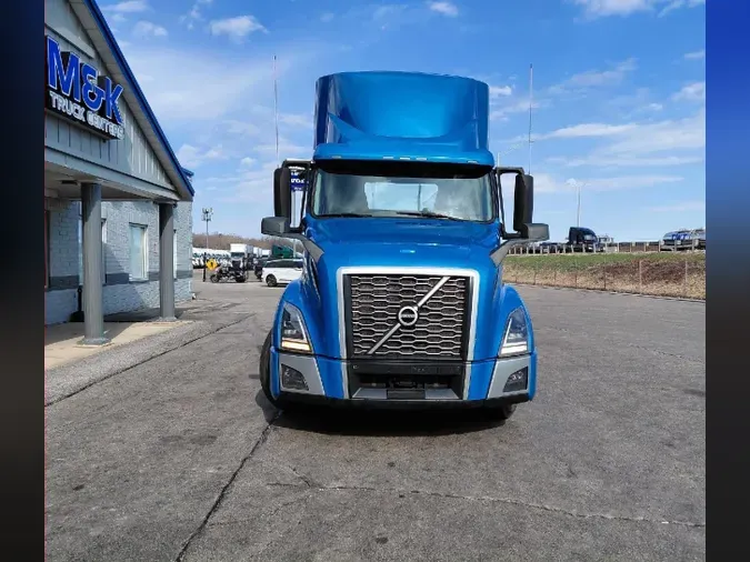 2021 VOLVO VNL64T300