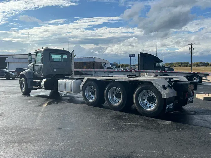 2018 MACK GU714