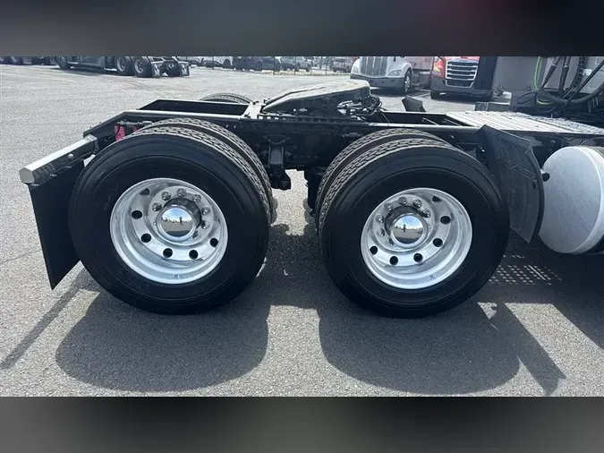 2022 VOLVO VNL860