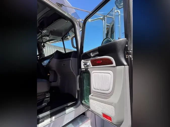 2023 Peterbilt 389
