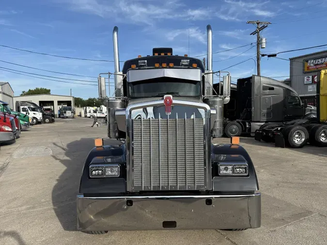 2023 Kenworth W900