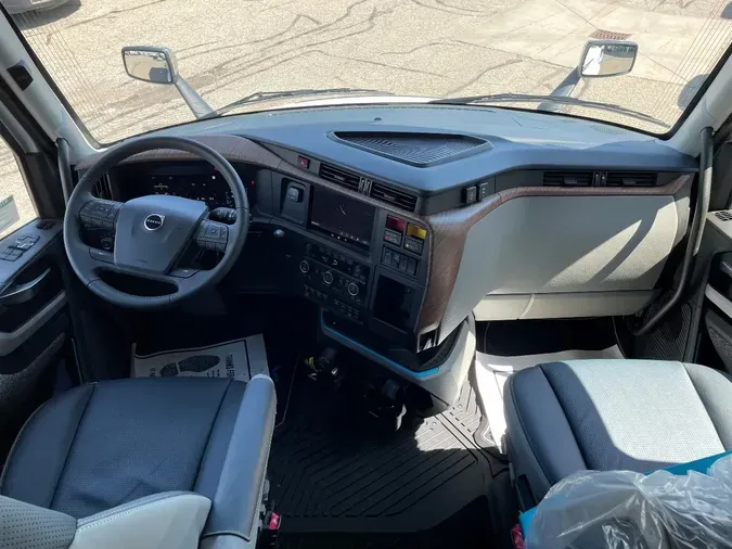 2026 VOLVO VNL64T860