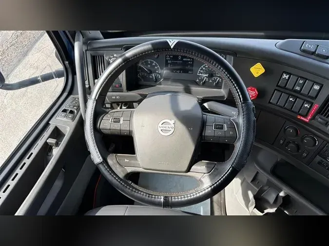 2023 VOLVO VNL760