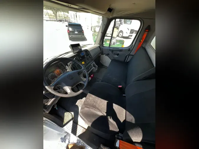 2018 FREIGHTLINER M2 106