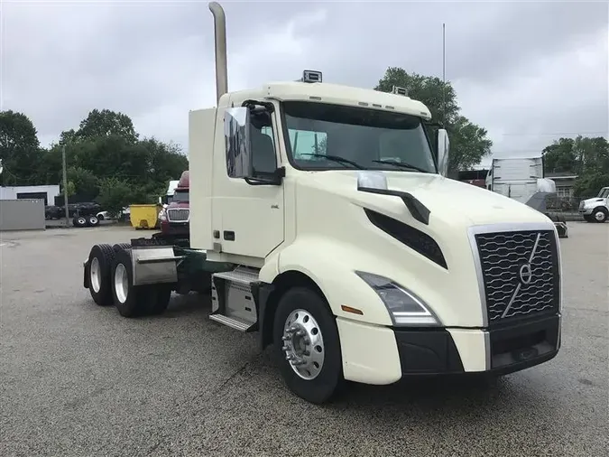 2020 VOLVO VNL300