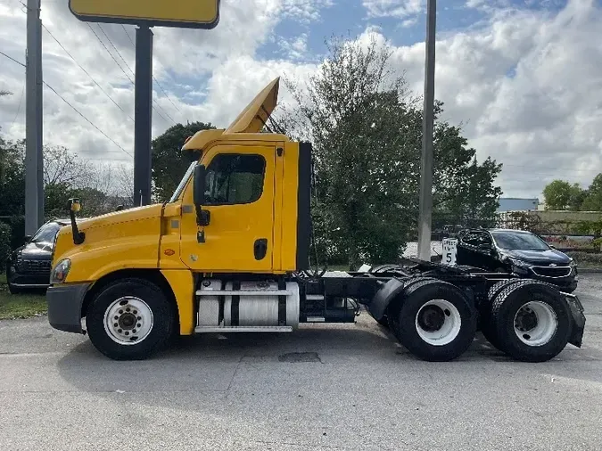 2018 Freightliner X12564ST