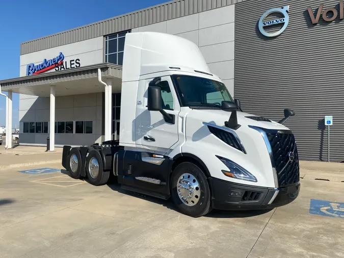 2025 VOLVO VNL64T300