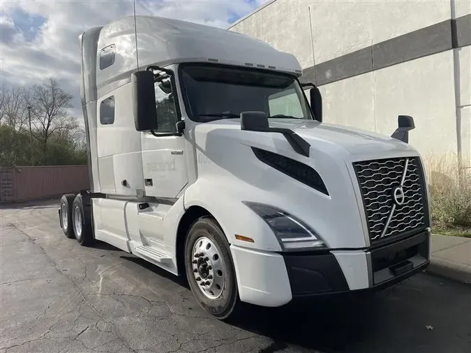 2021 VOLVO VNL64T760