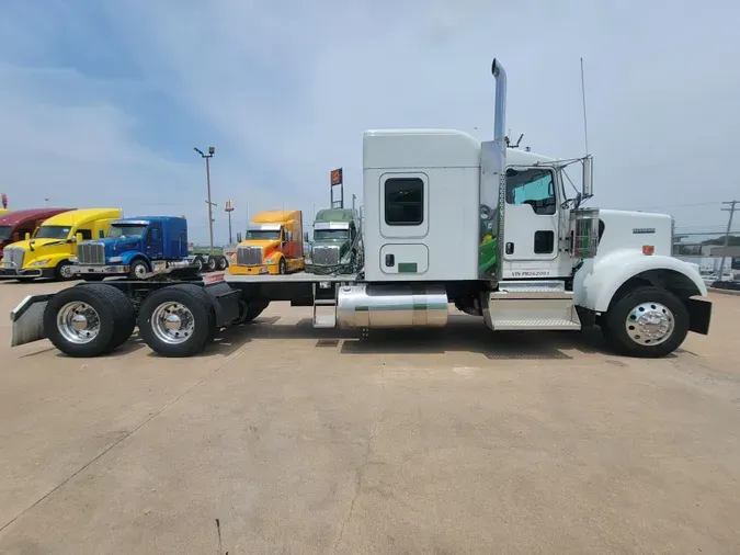 2023 Kenworth W900
