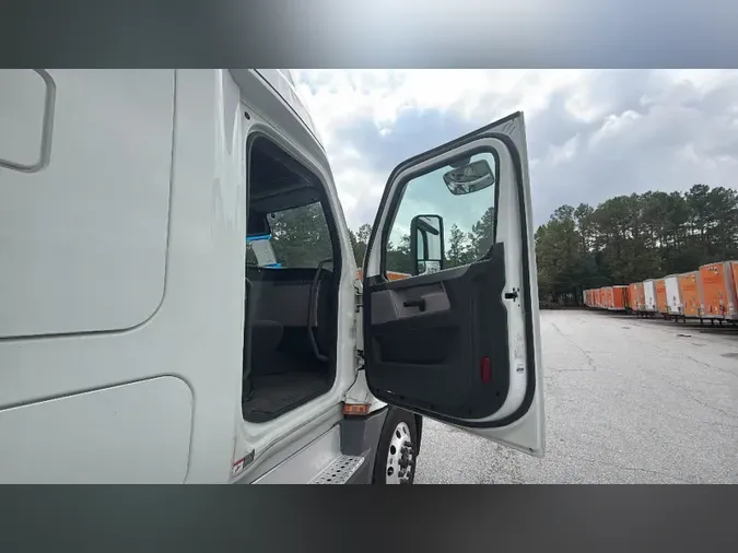 2021 Freightliner Cascadia 126