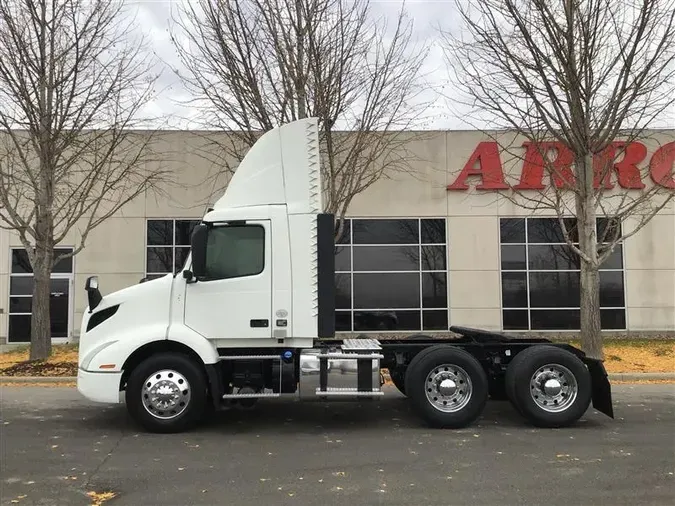 2020 VOLVO VNR64T300