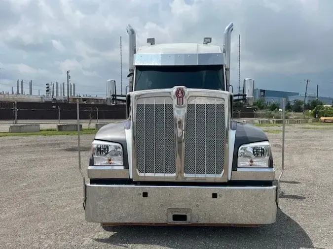 2023 Kenworth W990