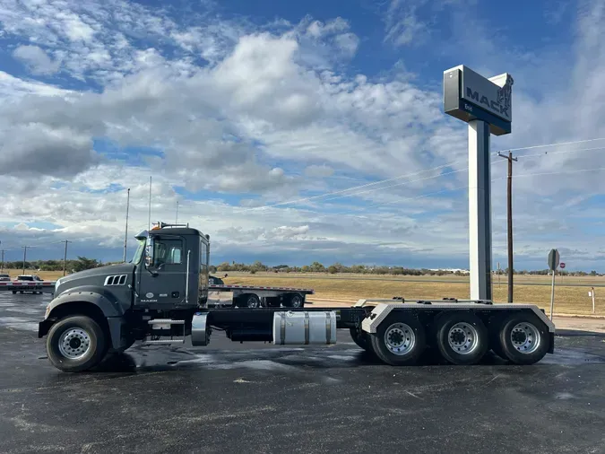 2018 MACK GU714