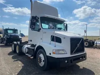 2008 VOLVO VNM64T200