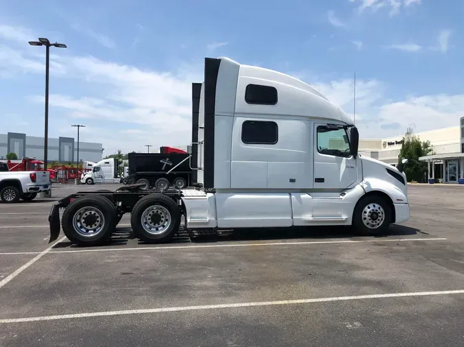 2023 VOLVO VNL64T860